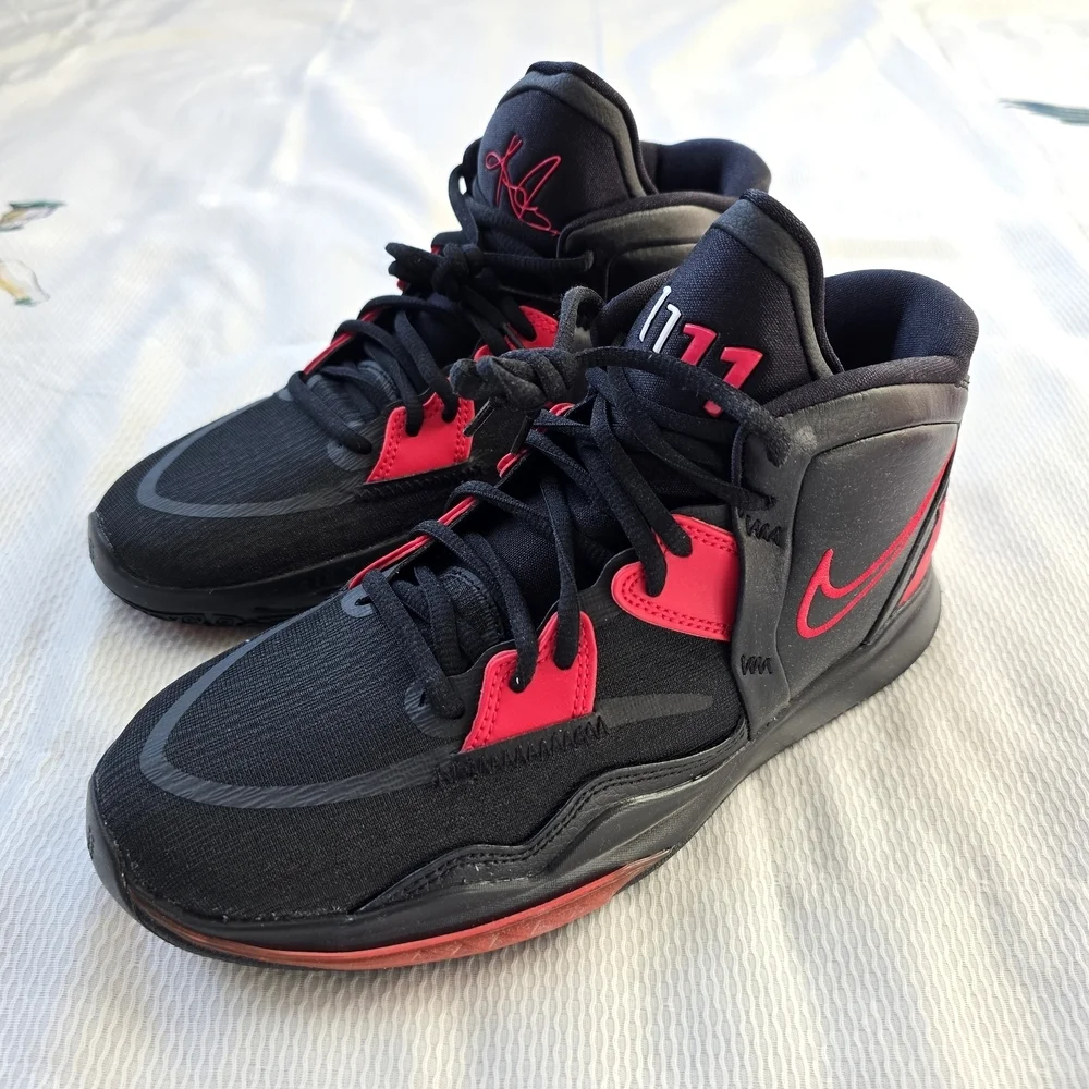 Brand new Nike Kyrie Infinity(GS) in size 6.5Y / Women 8 Comes with original box